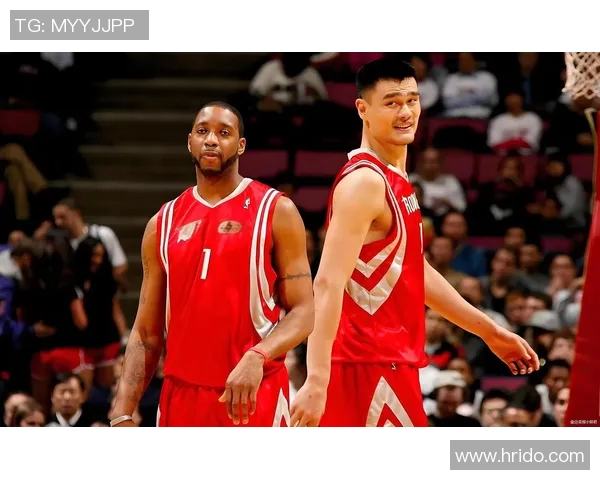 姚明高挑身影下的优雅投篮瞬间与篮球的完美交融